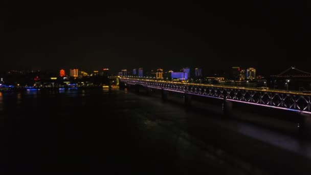 Nachtelijke Verlicht Wuhan Brug Stadsgezicht Luchtfoto Panorama Porselein — Stockvideo