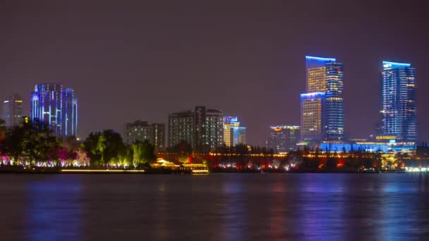 Aydınlatılmış Nanjing Şehrinin Üzerinde Gece Uçuşu Havadan Panorama Zaman Ölçümü — Stok video