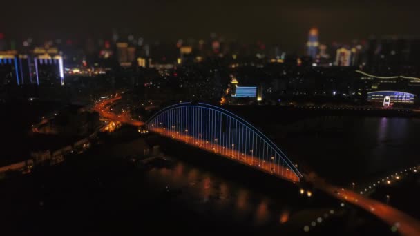 Noche Iluminado Puente Wuhan Cityscape Vista Aérea China — Vídeos de Stock