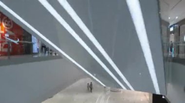 Shenzhen şehrinin ünlü alışveriş merkezi iç mekan, panorama 4K hızlandırılmış porselen.