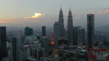 Kuala Lumpur, Malezya - 25 Eylül 2019: güneşli gün kuala lumpur şehir merkezi havacılık panorama 4k dolaylarında 25 Eylül 2018 Kuala lumpur, malezya, Malezya.