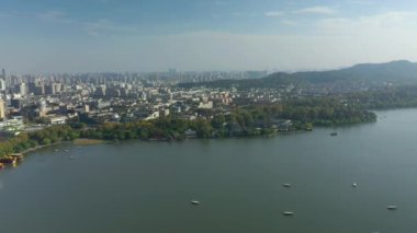 Gündüz vakti Hangzhou şehri nehir kenarı inşaat sahası havacılık manzarası 4k porselen