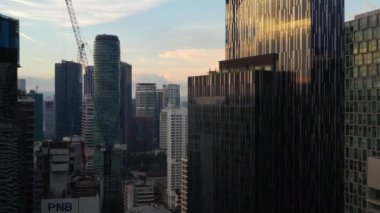 Kuala Lumpur, Malezya - 25 Eylül 2019: güneşli gün kuala lumpur şehir merkezi havacılık panorama 4k dolaylarında 25 Eylül 2018 Kuala lumpur, malezya, Malezya.