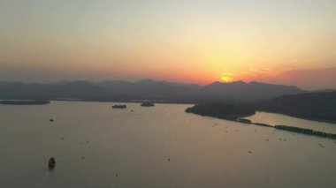 Gündüz vakti hangzhou şehri nehir kenarı havadan panorama 4k zaman dilimi Çin porseleni
