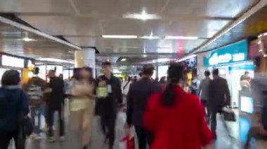 Nanjing şehri yeraltı alışveriş merkezi yürüyüş zamanı panorama 4k porselen