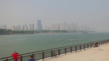 Gün batımı Changsha şehri nehir kenarı havacılık panoraması 4k porselen