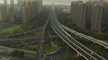 Gündüz vakti hangzhou şehir merkezi trafik manzarası 4k porselen