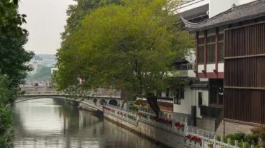 Nanjing Şehri üzerindeki gündüz uçuşu hava trafiği panorama 4K zaman ölçümü