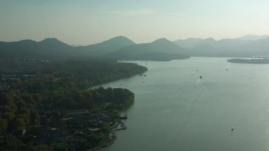 Gündüz vakti Hangzhou şehri nehir kenarı inşaat sahası havacılık manzarası 4k porselen