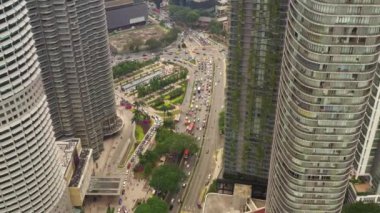 KUALA LUMPUR, MALAYSIA - SEPTEMBER 25 2019: gündüz vakti kuala lumpur şehir merkezi trafik kavşağı havadan panorama 4k circa 25 Eylül 2019 kuala lumpur, Malezya.