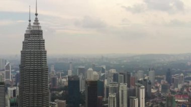 Kuala Lumpur, Malezya - 25 Eylül 2019: güneşli gün kuala lumpur şehir merkezi havacılık panorama 4k dolaylarında 25 Eylül 2018 Kuala lumpur, malezya, Malezya.