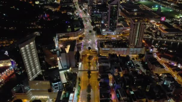 Воздушная Ночь Сингапуре Осветила Город Панорамными Кадрами — стоковое видео