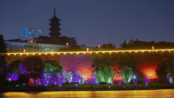 Aydınlatılmış Nanjing Şehrinin Üzerinde Gece Uçuşu Havadan Panorama Zaman Ölçümü — Stok video