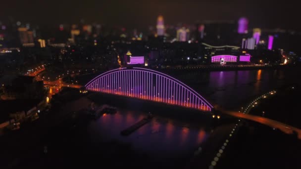 Noche Iluminado Puente Wuhan Cityscape Vista Aérea China — Vídeos de Stock