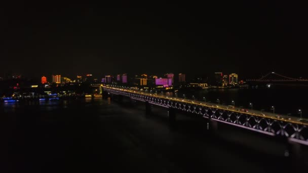 Noche Iluminado Puente Wuhan Cityscape Vista Aérea China — Vídeos de Stock