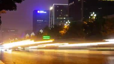 Gece aydınlandı Chengdu şehri şehir merkezinde hava trafiği panorama 4k zaman dilimi porselenleri