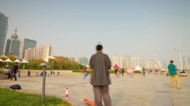 Qingdao şehri güneşli bir gün ünlü körfez anıtı kalabalık bir kare hızlandırılmış panorama 4k porseleni.