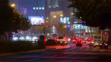 Gece vakti aydınlatma qingdao şehir trafiği hava trafiği panorama 4k porselen