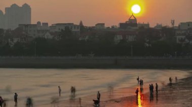 Gündüz vakti Qingdao Körfezi şehir merkezindeki panorama 4k zaman dilimi porselenleri.