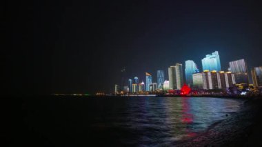 Gece vakti aydınlatma qingdao şehri şehir merkezinde hava zaman kaplaması panorama 4k porselen