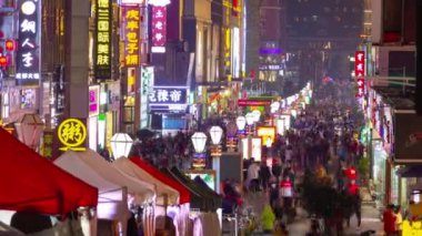 Gece vakti aydınlatma qingdao şehir trafiği hava trafiği panorama 4k porselen