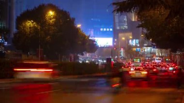 Gece vakti aydınlatma qingdao şehir trafiği hava trafiği panorama 4k porselen