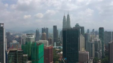 Kuala Lumpur, Malezya - 25 Eylül 2019: güneşli gün kuala lumpur şehir merkezi havacılık panorama 4k dolaylarında 25 Eylül 2018 Kuala lumpur, malezya, Malezya.