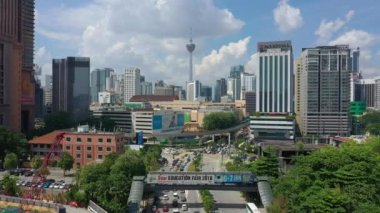 KUALA LUMPUR, MALAYSIA - SEPTEMBER 25 2019: gündüz vakti kuala lumpur şehir merkezi trafik kavşağı havadan panorama 4k circa 25 Eylül 2019 kuala lumpur, Malezya.