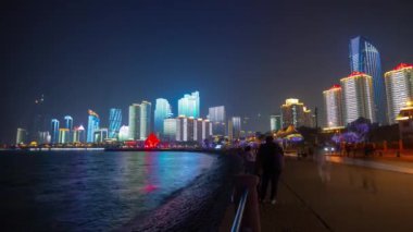 Gece vakti aydınlatma qingdao şehir trafiği hava trafiği panorama 4k porselen