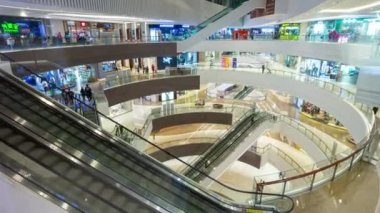 Meşhur qingdao şehri kalabalık alışveriş merkezi yürüyüş zamanı panorama 4k porselen