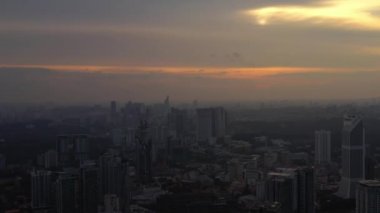 KUALA LUMPUR, MALAYSIA - SEPTEMBER 25 2019: Akşam kuala lumpur şehir merkezindeki panorama 4k dolaylarında 25 Eylül 2019 kuala lumpur, malaysia.r, malaysia.