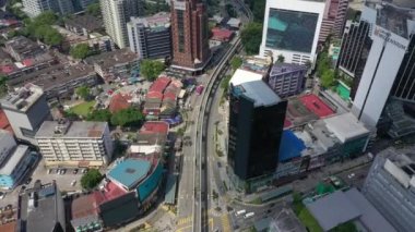 KUALA LUMPUR, MALAYSIA - SEPTEMBER 25 2019: gündüz vakti kuala lumpur şehir merkezi trafik kavşağı havadan panorama 4k circa 25 Eylül 2019 kuala lumpur, Malezya.