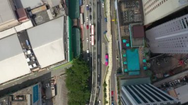 KUALA LUMPUR, MALAYSIA - SEPTEMBER 25 2019: gündüz vakti kuala lumpur şehir merkezi trafik kavşağı havadan panorama 4k circa 25 Eylül 2019 kuala lumpur, Malezya.