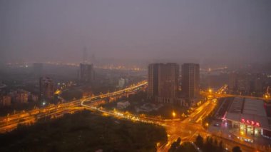 Gece aydınlandı Chengdu şehri şehir merkezinde hava trafiği panorama 4k zaman dilimi porselenleri