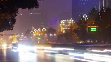 Gece aydınlandı Chengdu şehri şehir merkezinde hava trafiği panorama 4k zaman dilimi porselenleri