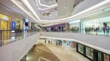 Meşhur qingdao şehri kalabalık alışveriş merkezi yürüyüş zamanı panorama 4k porselen