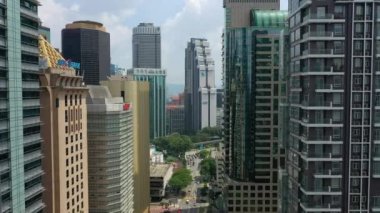 KUALA LUMPUR, MALAYSIA - SEPTEMBER 25 2019: gündüz vakti kuala lumpur şehir merkezi trafik kavşağı havadan panorama 4k circa 25 Eylül 2019 kuala lumpur, Malezya.