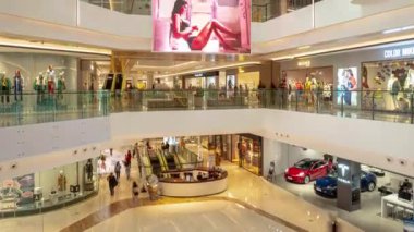 Ünlü Chengdu şehri kalabalık alışveriş merkezi yürüyüş zamanı panorama 4k porselen