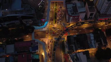 KUALA LUMPUR, MALAYSIA - SEPTEMBER 25 2019: gece aydınlatılmış kuala lumpur şehir merkezi trafik kavşağı havadan tepeden aşağı panorama 4k circa 25 Eylül 2019 kuala lumpur, malezya.