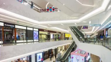 Meşhur qingdao şehri kalabalık alışveriş merkezi yürüyüş zamanı panorama 4k porselen