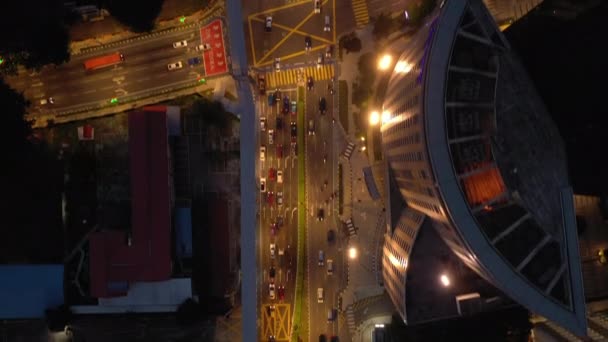 クアラルンプール マレーシア 2019年9月25日 夜間照明クアラルンプール市内中心部の交通横断歩道空中トップダウンパノラマ4 K約9月25日2019年クアラルンプール マレーシア — ストック動画