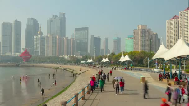 Dzień Czas Qingdao Zatoki Centrum Panoramy Spacerujących Ludzi Timelapse Porcelany — Wideo stockowe