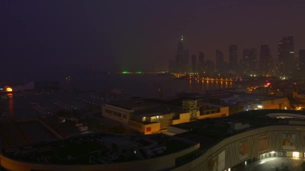 Noche Iluminación Qingdao Ciudad Famosa Centro Tráfico Calle Cruzando Carretera — Vídeos de Stock