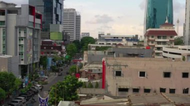 JAKARTA - Endonezya. 19 Mart 2020: Jakarta şehir trafiği 4K hava görüntüleri 