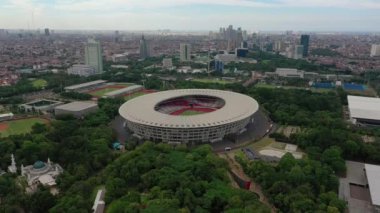 JAKARTA - Endonezya. 19 Mart 2020: Jakarta şehrinin güzel hava manzarası modern ofis binalarıyla gökyüzü 