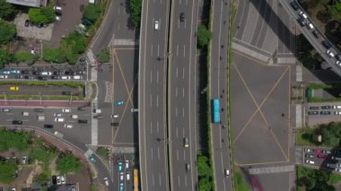 JAKARTA - Endonezya. 19 Mart 2020: Jakarta şehir trafiği 4K hava görüntüleri 