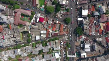 JAKARTA - Endonezya. 19 Mart 2020: Jakarta şehrinin güzel hava manzarası modern ofis binalarıyla gökyüzü 