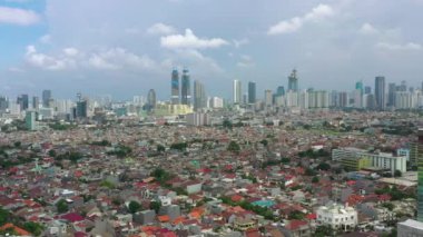 JAKARTA - Endonezya. 19 Mart 2020: Jakarta şehrinin güzel hava manzarası modern ofis binalarıyla gökyüzü 
