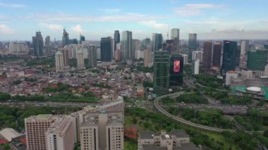 JAKARTA - Endonezya. 19 Mart 2020: Jakarta şehrinin güzel hava manzarası modern ofis binalarıyla gökyüzü 