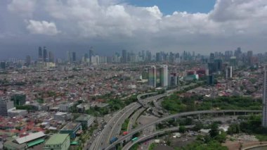 JAKARTA - Endonezya. 19 Mart 2020: Jakarta şehir trafiği 4K hava görüntüleri 